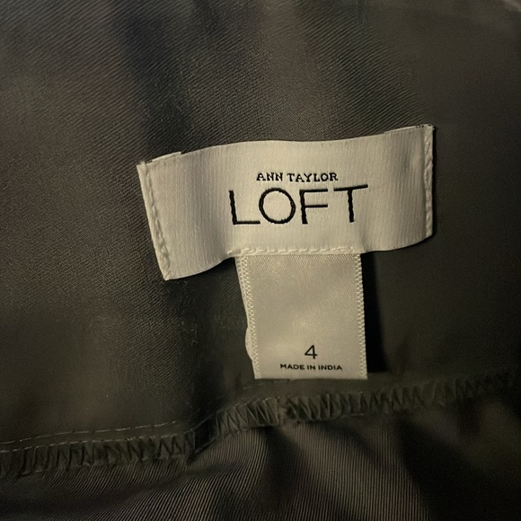 Ann Taylor Gray Skirt with Pockets in Size 4 - Picture 3 of 3